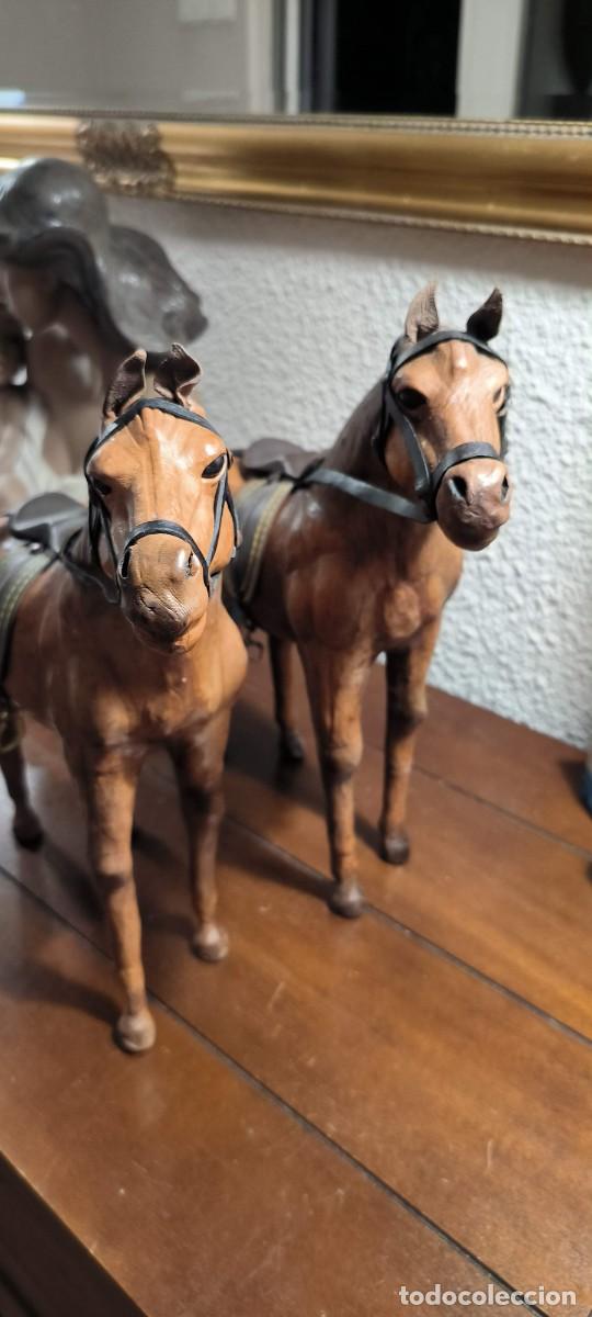 Antig&uuml;edades: Dos caballos de cuero repujado - Foto 8