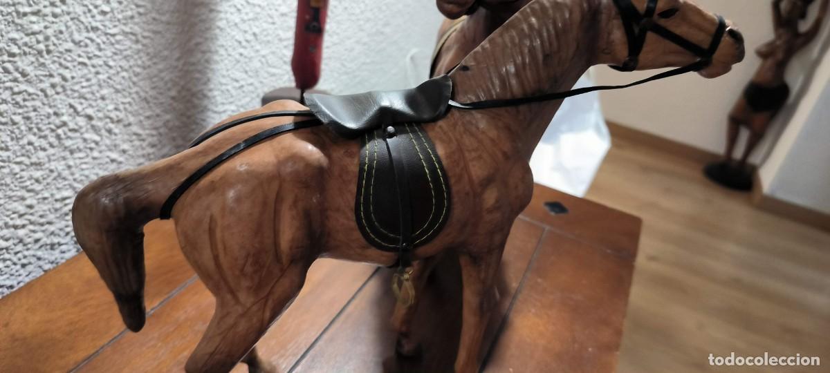 Antig&uuml;edades: Dos caballos de cuero repujado - Foto 9