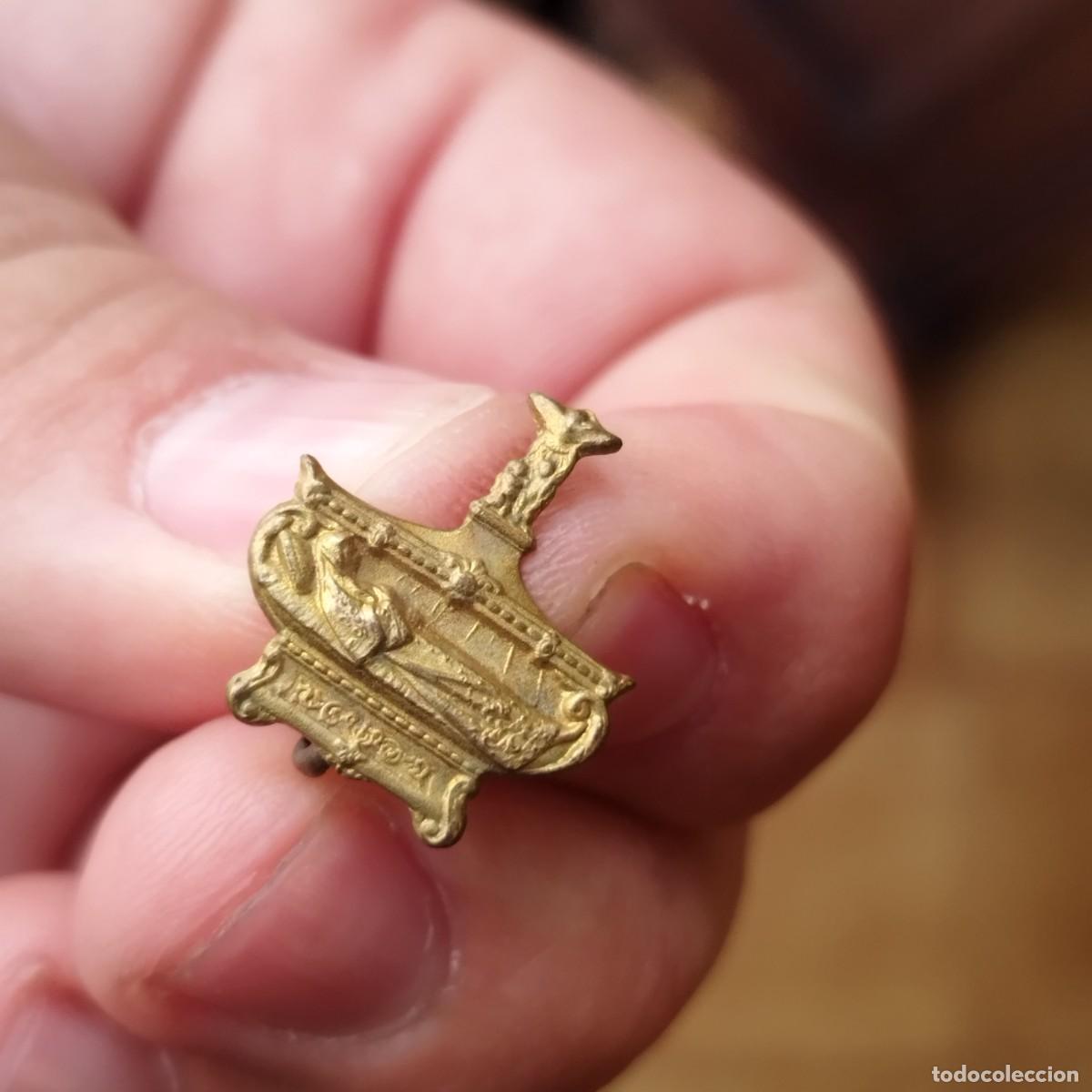 Antig&uuml;edades: Medalla Religiosa Virgen de Agosto - - Foto 2
