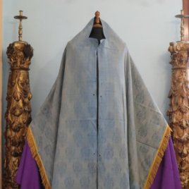 Gran frente de altar confeccionado en seda brocada. Hacia 1900. Mide 326 x 86 cm.