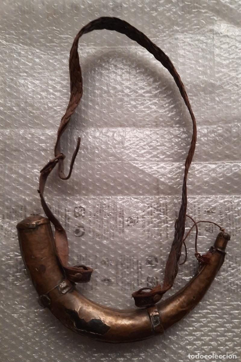 Antig&uuml;edades: Cuerno de p&oacute;lvora de metal antiguo - Foto 1