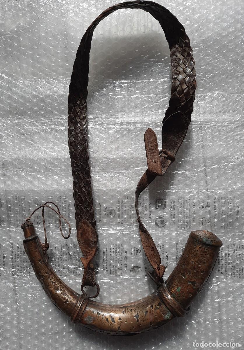 Antig&uuml;edades: Cuerno de p&oacute;lvora de metal antiguo - Foto 2