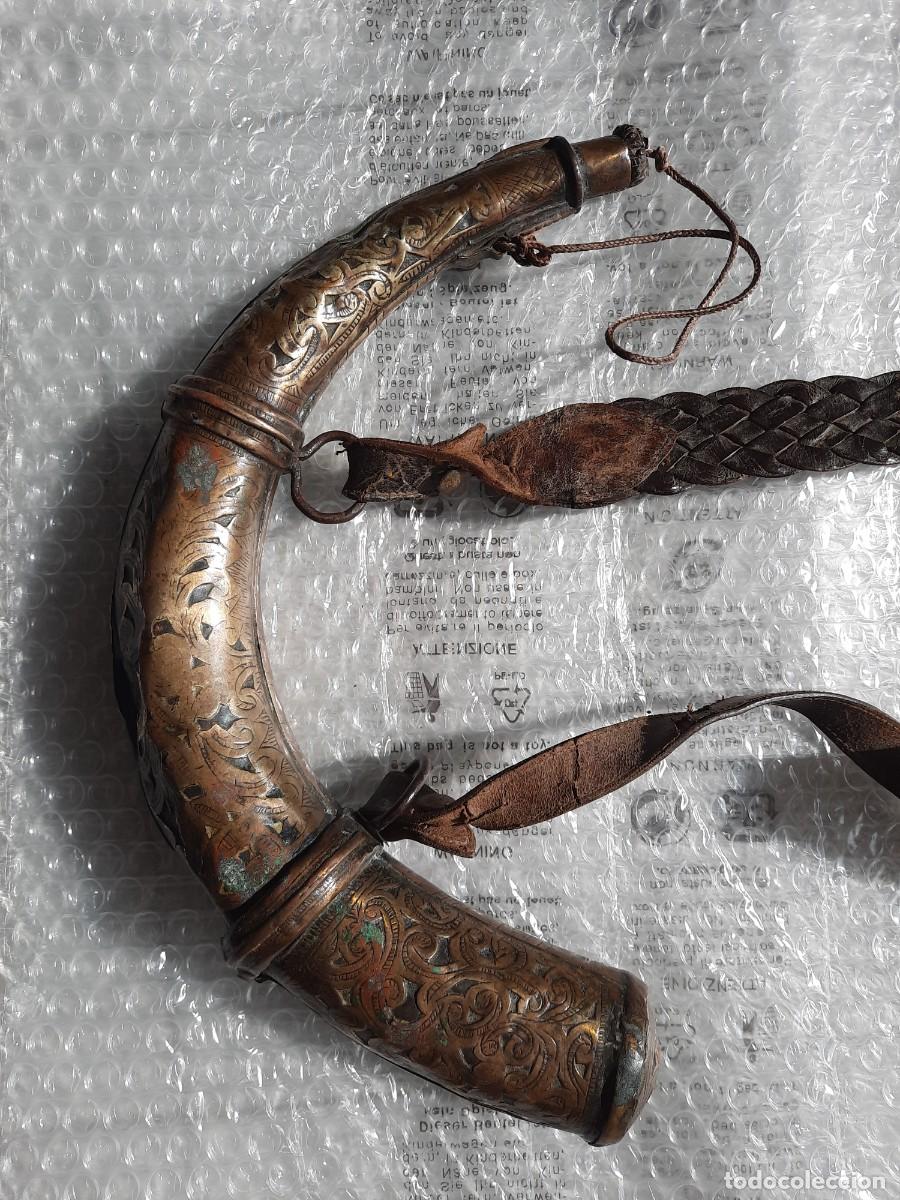 Antig&uuml;edades: Cuerno de p&oacute;lvora de metal antiguo - Foto 3