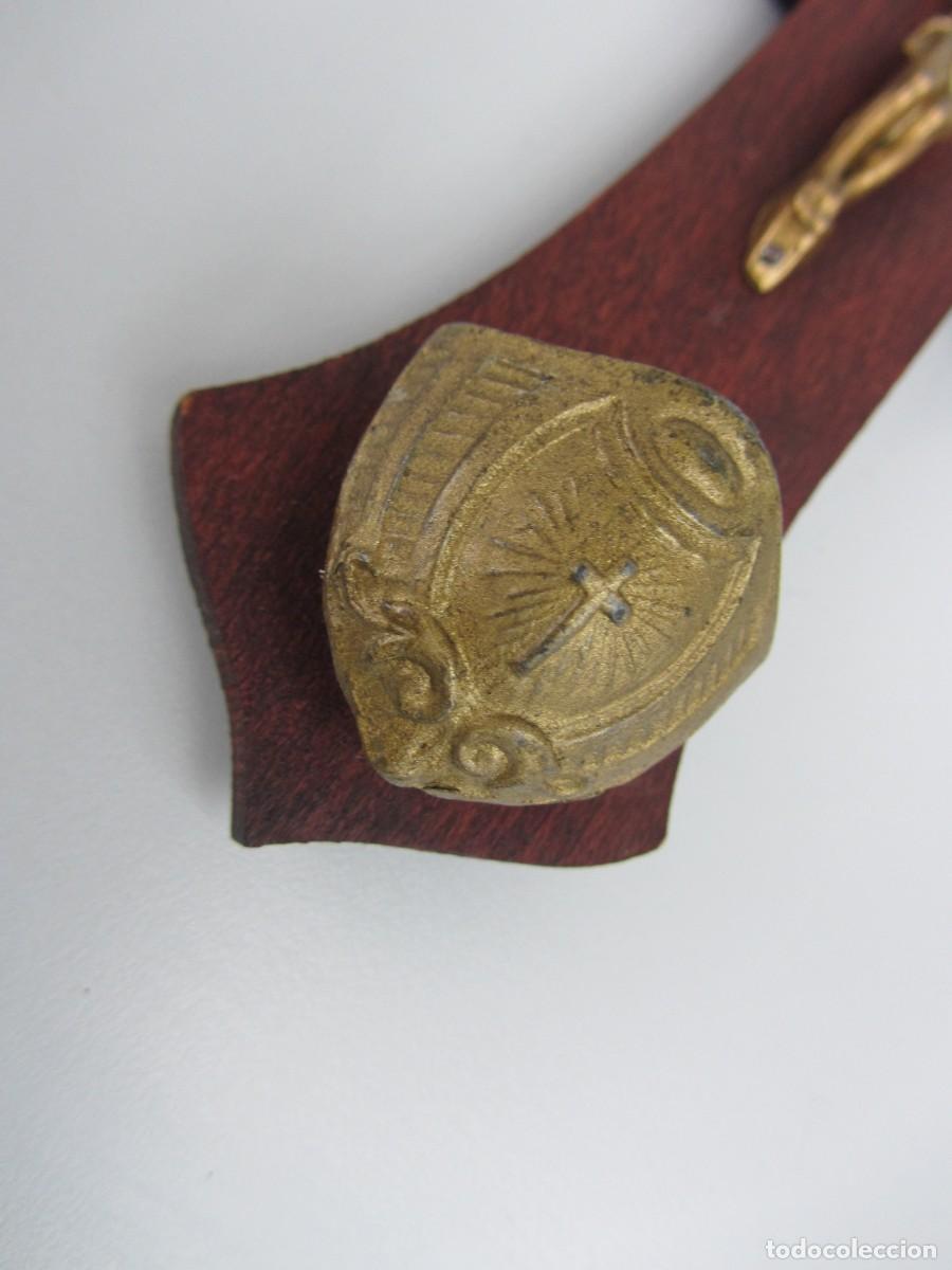 Antig&uuml;edades: Benditera madera y metal 18cm - Foto 2
