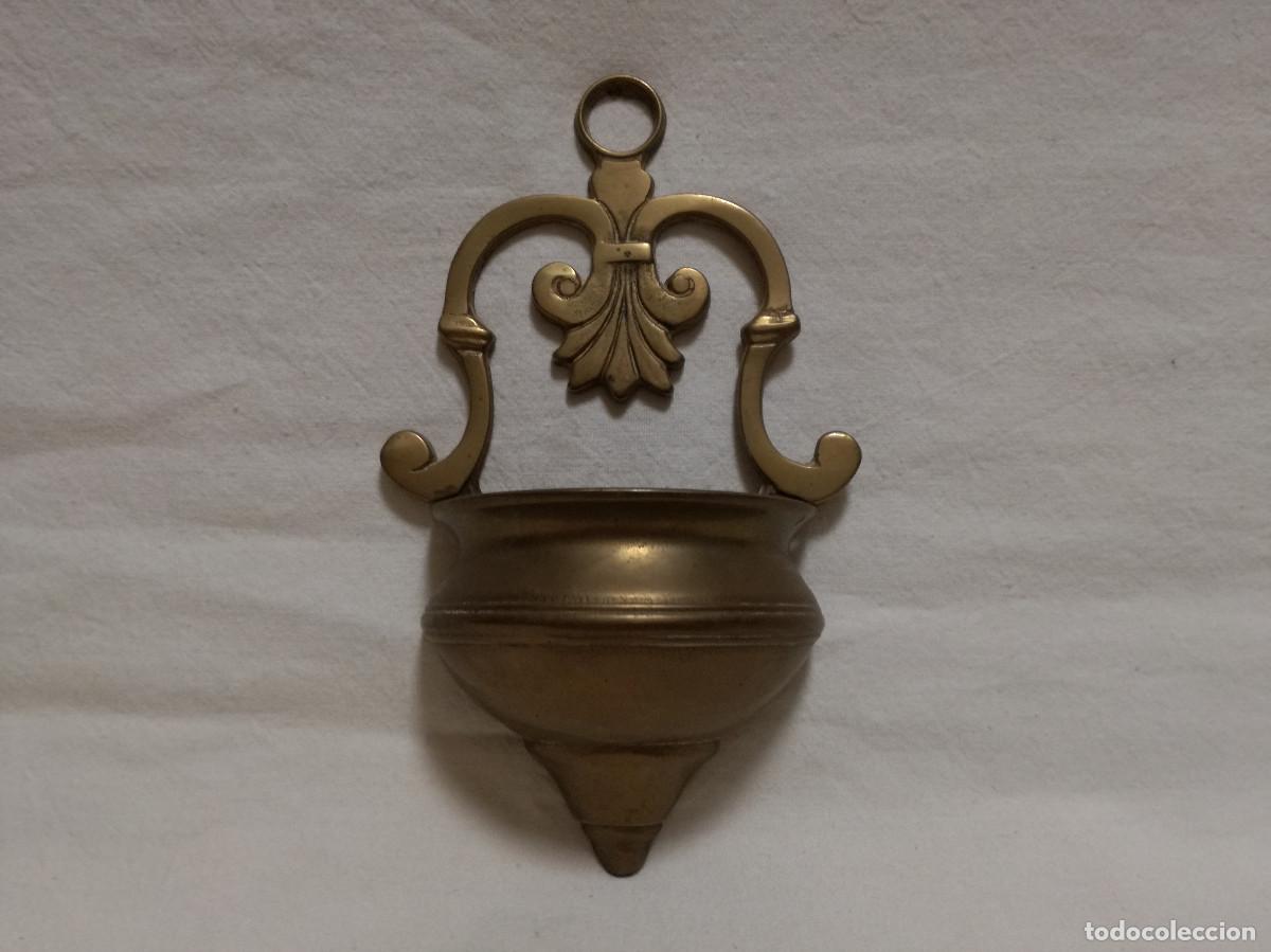 Antig&uuml;edades: ANTIGUA BENDITERA DECORATIVA DE BRONCE / LATON - Foto 1