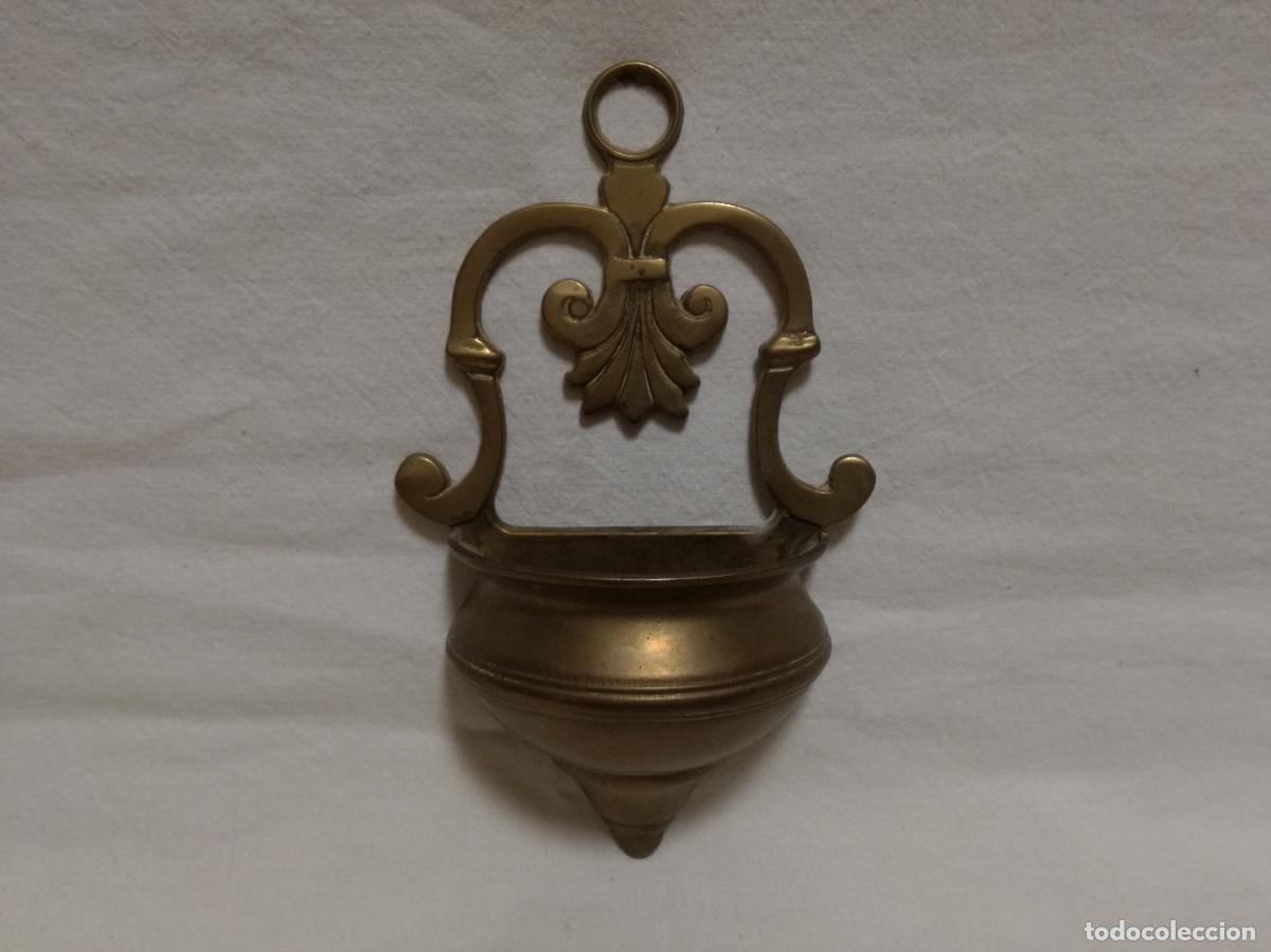 Antig&uuml;edades: ANTIGUA BENDITERA DECORATIVA DE BRONCE / LATON - Foto 2
