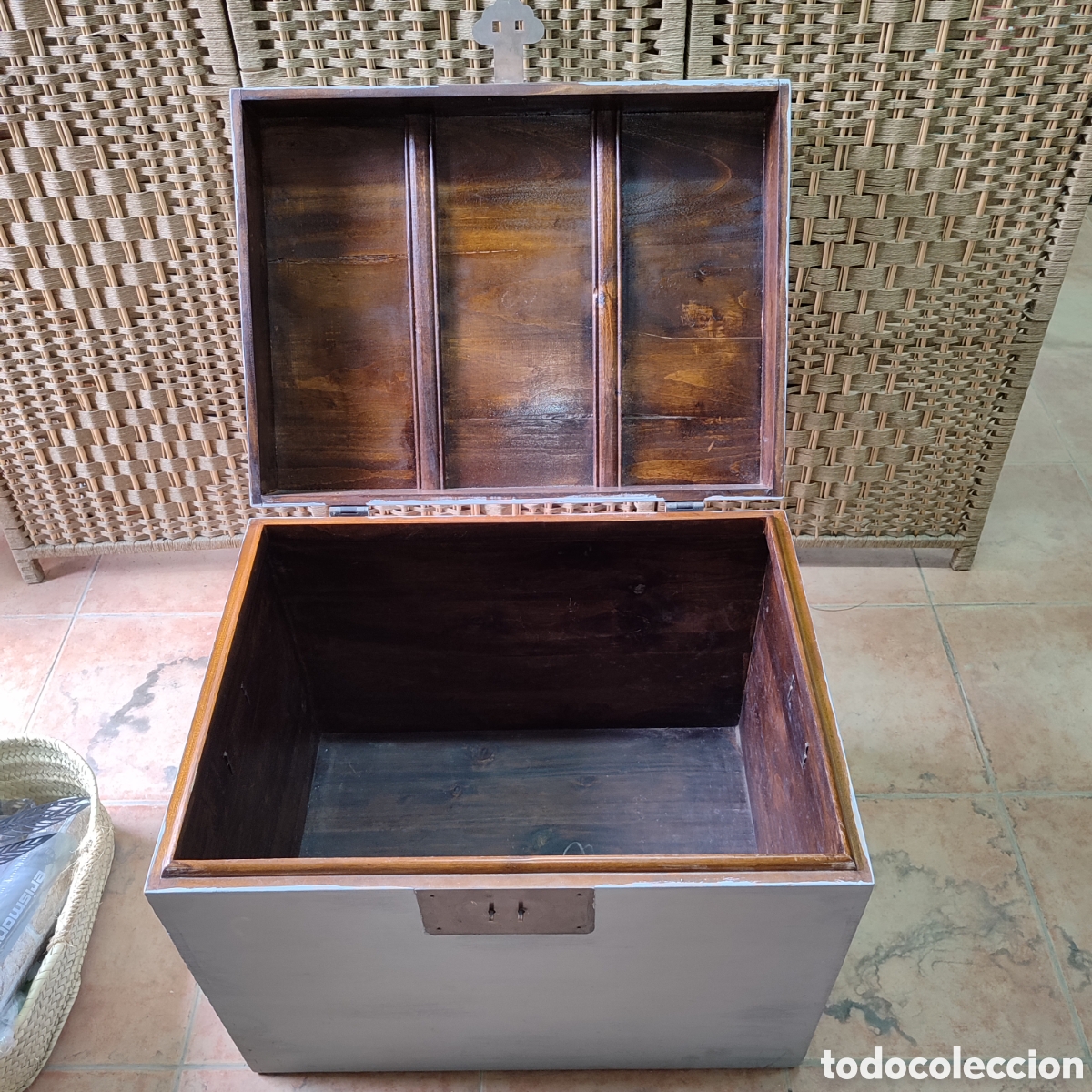 Antig&uuml;edades: Cofre o ba&uacute;l antiguo en madera - Foto 1