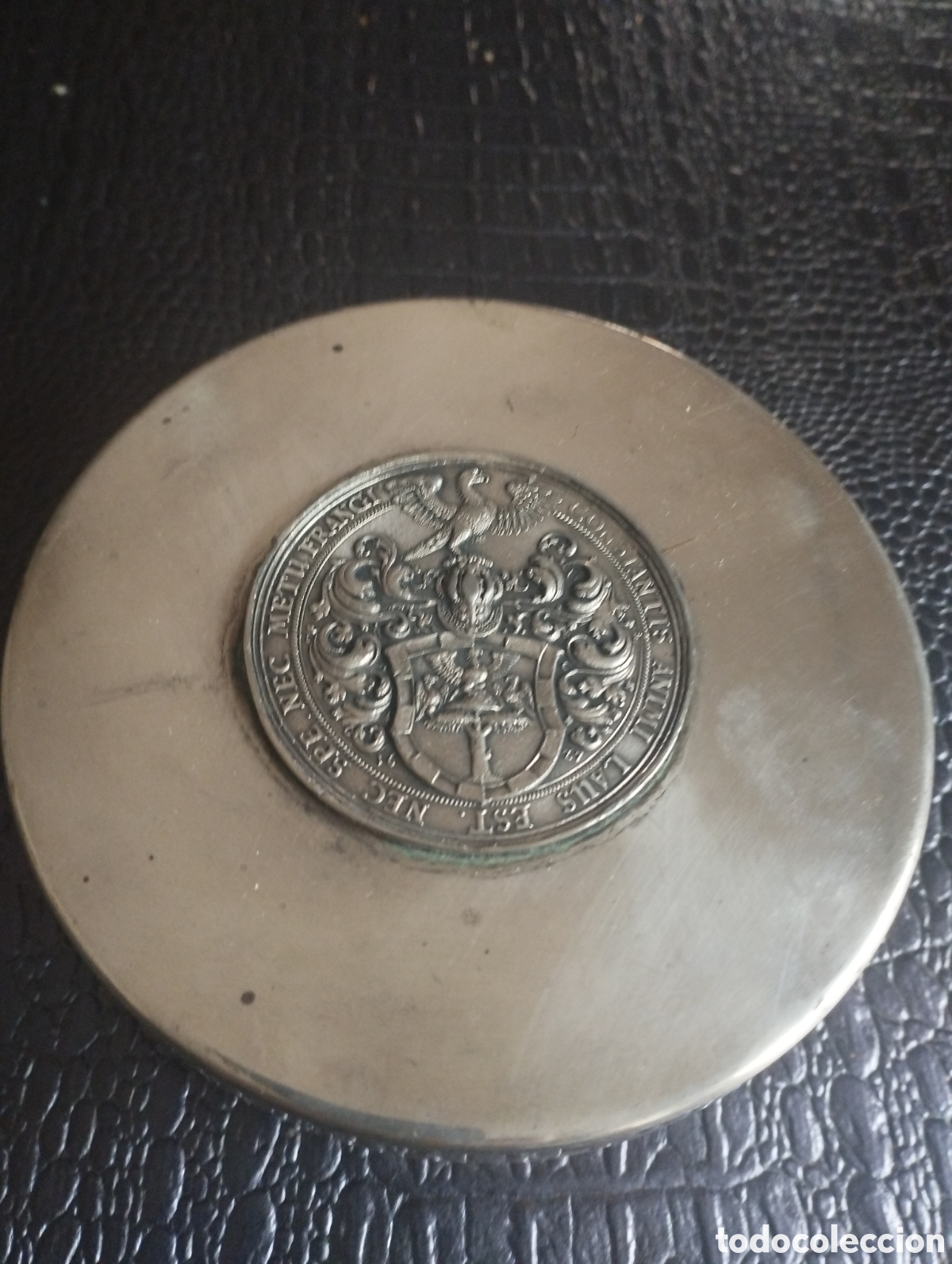 Antiques: Caja de madera noble y tapa en acero con medall&oacute;n