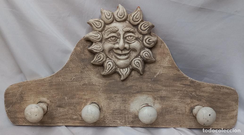 Antig&uuml;edades: ANTIGUO PERCHERO DE PARED EN MADERA DECORADO CON SOL DE 4 PERCHAS - Foto 1