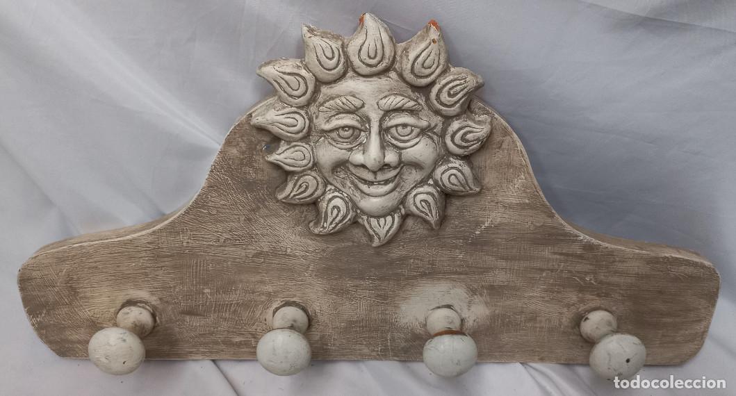 Antig&uuml;edades: ANTIGUO PERCHERO DE PARED EN MADERA DECORADO CON SOL DE 4 PERCHAS - Foto 3