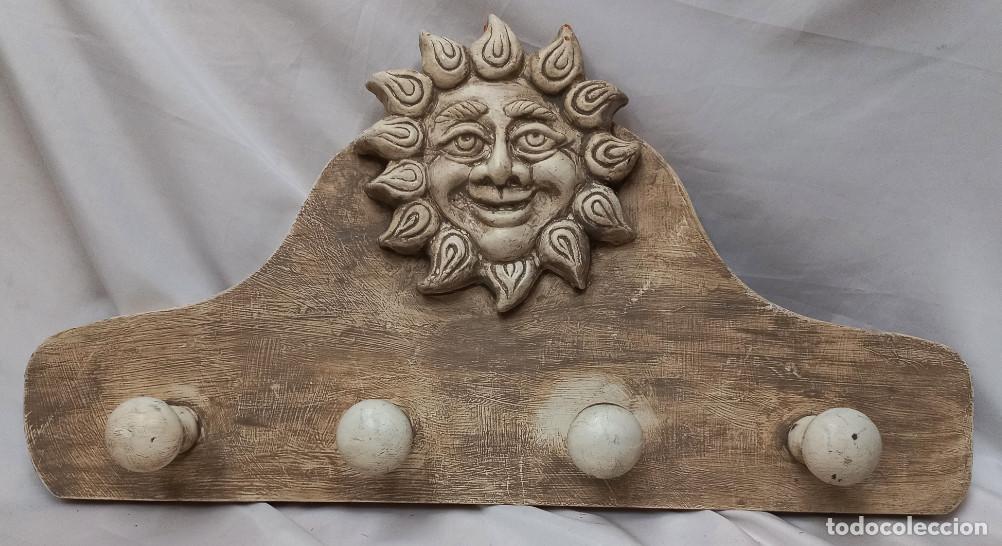 Antig&uuml;edades: ANTIGUO PERCHERO DE PARED EN MADERA DECORADO CON SOL DE 4 PERCHAS - Foto 4