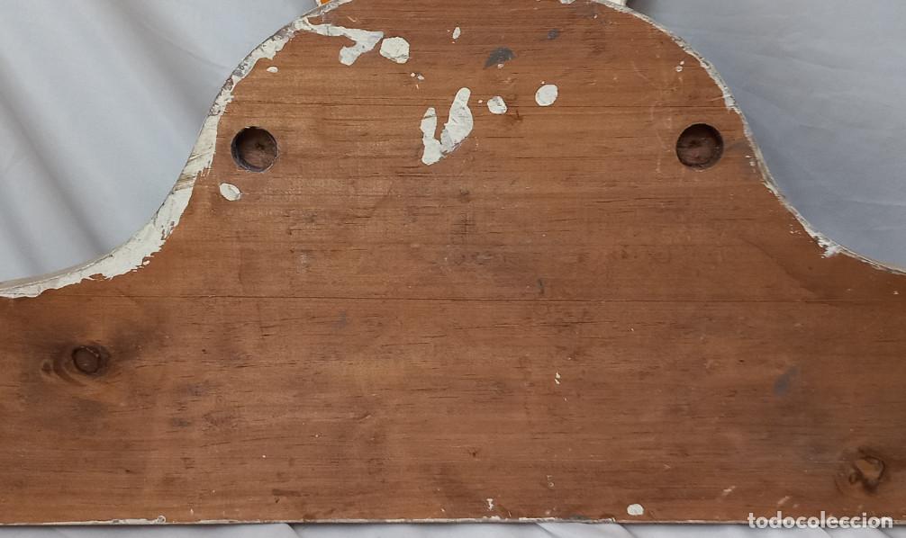 Antig&uuml;edades: ANTIGUO PERCHERO DE PARED EN MADERA DECORADO CON SOL DE 4 PERCHAS - Foto 5
