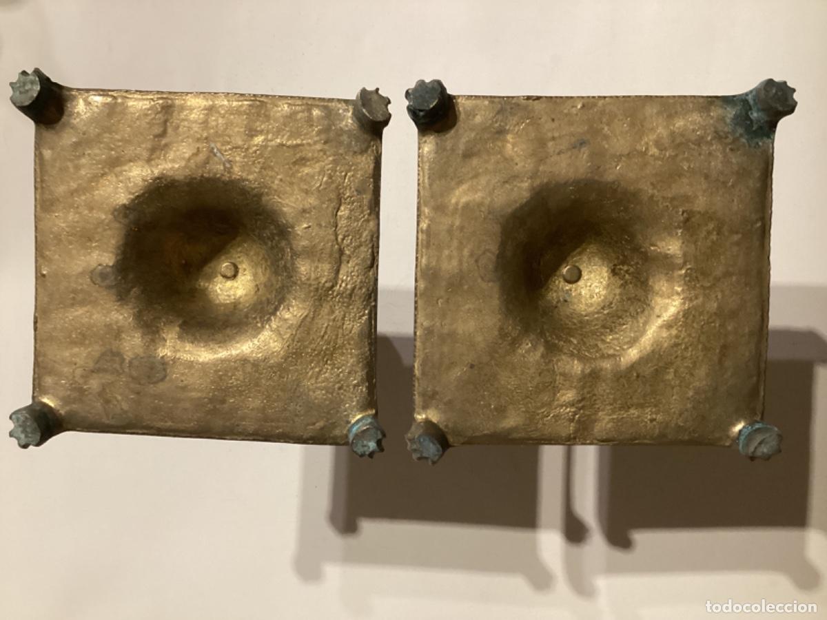 Antig&uuml;edades: PAREJA DE CANDELABROS BRONCE - Foto 4