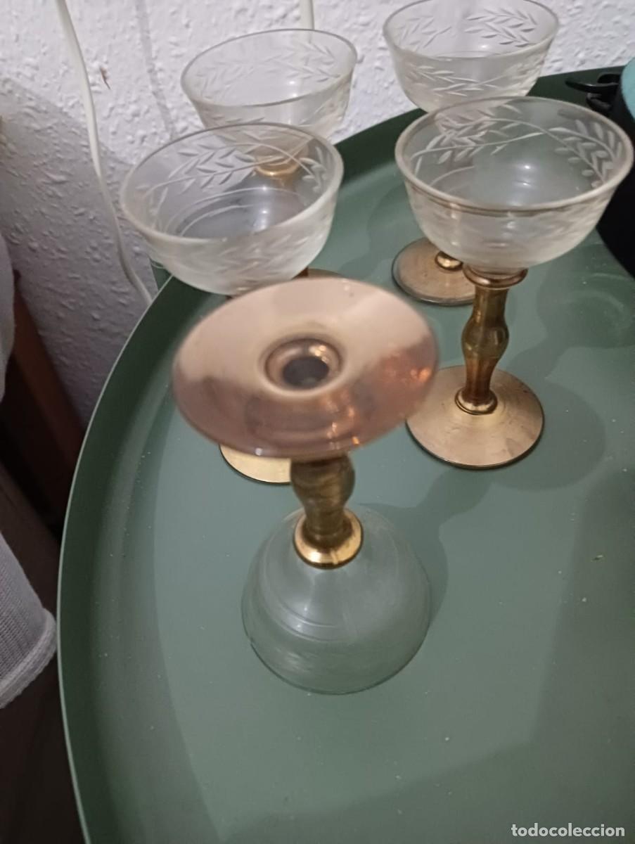 Antig&uuml;edades: 5 copas de licor de cristal con base dorada - Foto 1