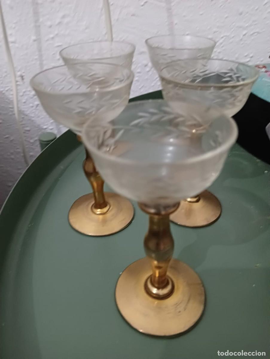 Antig&uuml;edades: 5 copas de licor de cristal con base dorada - Foto 2