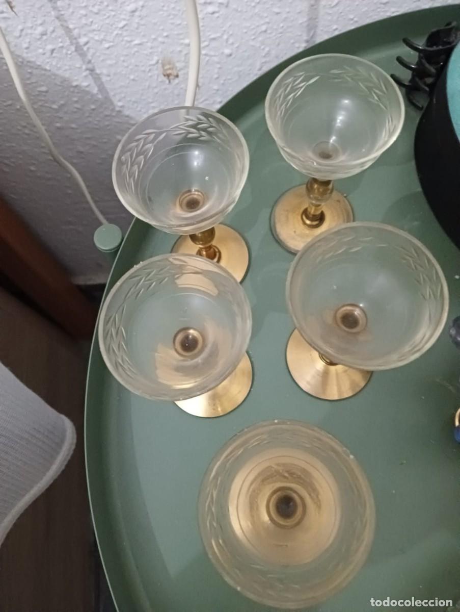 Antig&uuml;edades: 5 copas de licor de cristal con base dorada - Foto 3