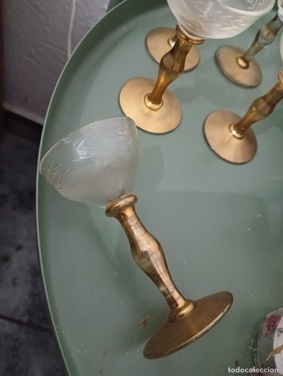 Antig&uuml;edades: 5 copas de licor de cristal con base dorada - Foto 4