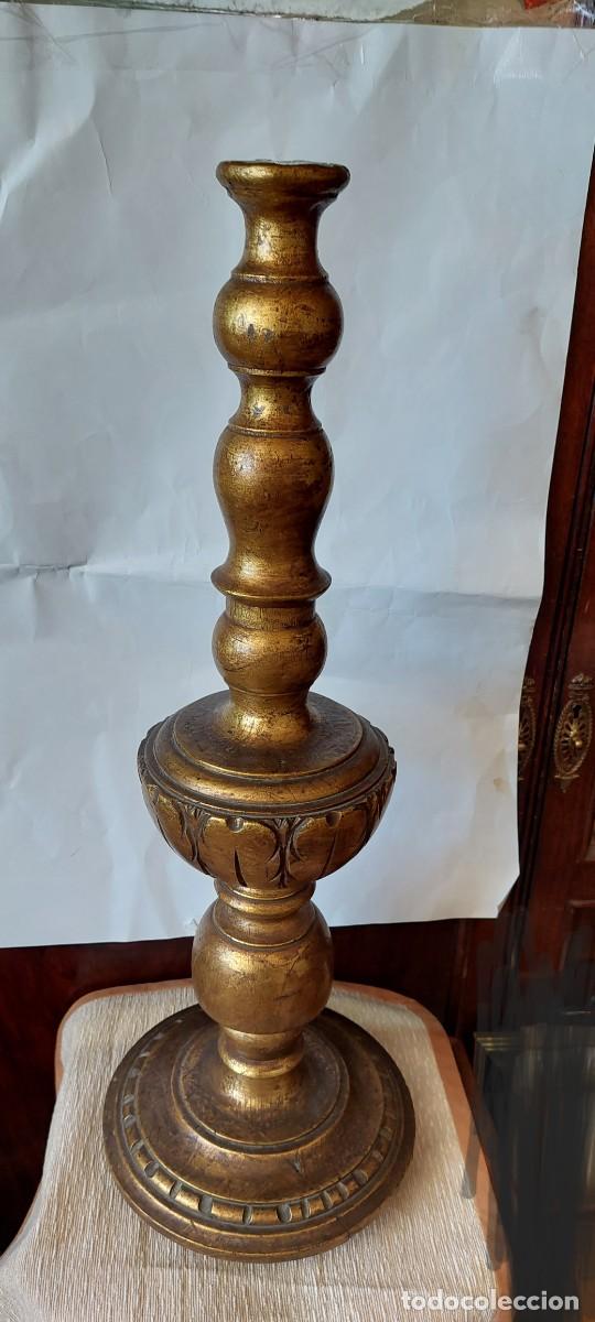 Antig&uuml;edades: Candelero de madera tallado y dorado