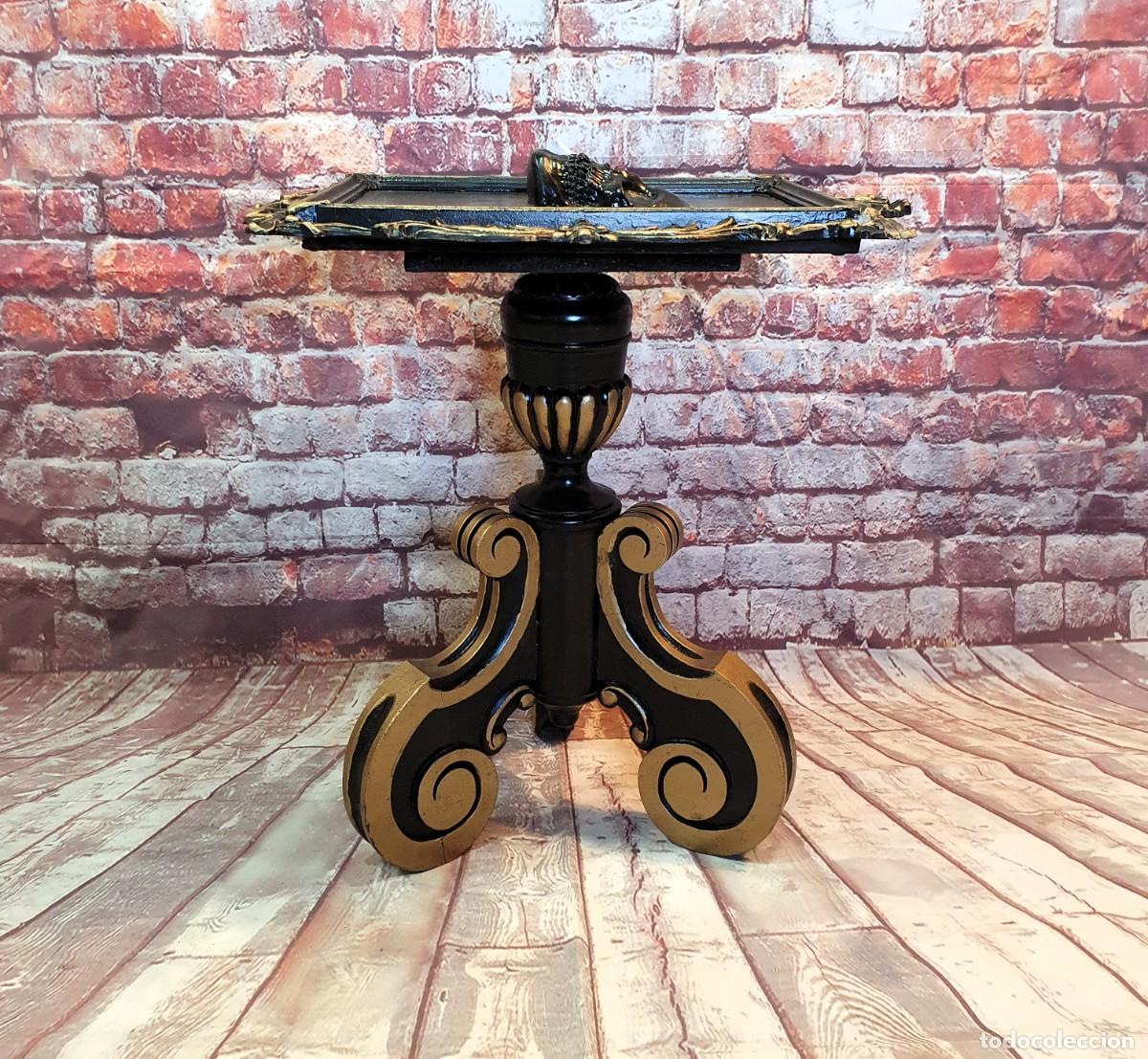Antig&uuml;edades: Mesa auxiliar decorada a mano en estilo gotico - Foto 1