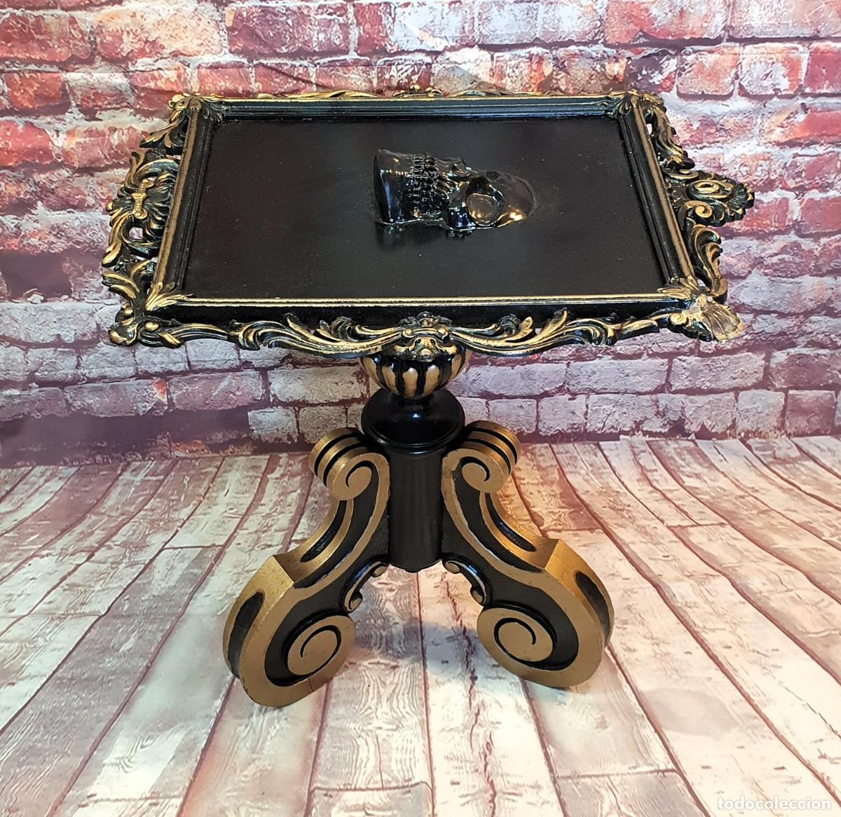 Antig&uuml;edades: Mesa auxiliar decorada a mano en estilo gotico - Foto 2