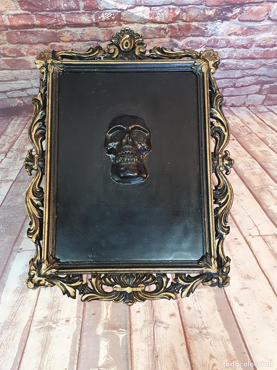 Antig&uuml;edades: Mesa auxiliar decorada a mano en estilo gotico - Foto 3