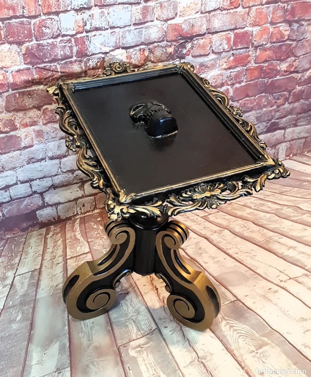 Antig&uuml;edades: Mesa auxiliar decorada a mano en estilo gotico - Foto 4