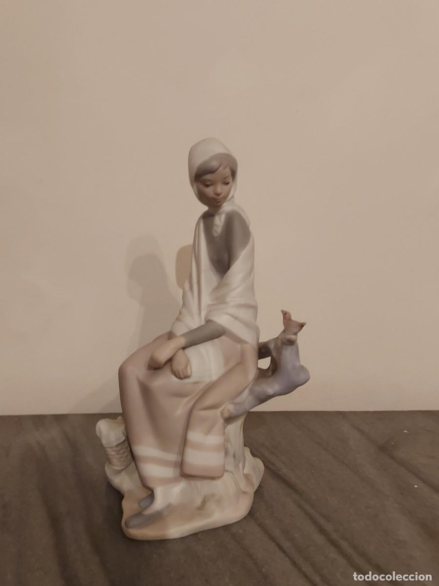 Antig&uuml;edades: Figura de campesina de Lladr&oacute; - Foto 1