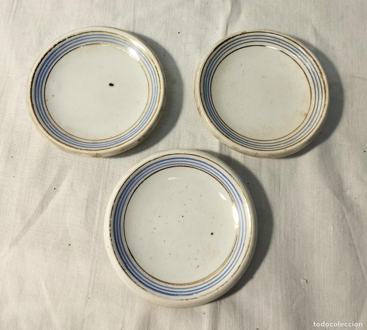Antig&uuml;edades: LOTE DE 3 PLATOS PEQUE&Ntilde;OS DE LOZA CON ORLA - Foto 1