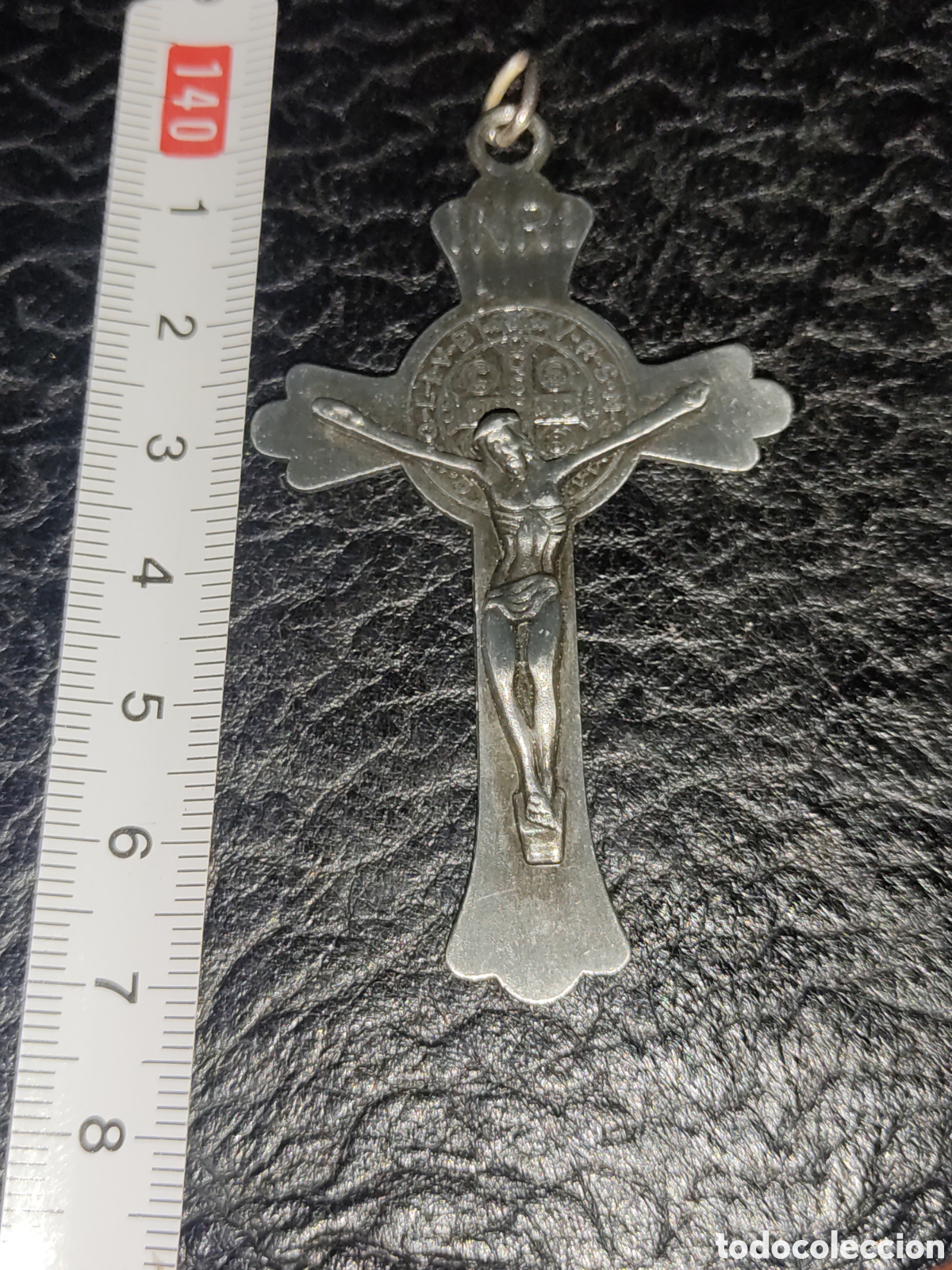 Antiques: Hermosa cruz de metal plateado.