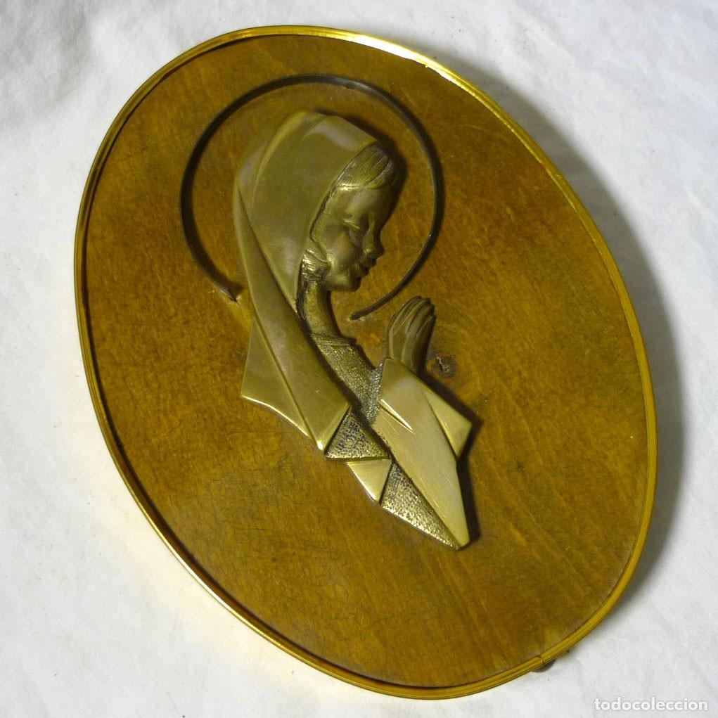 Antig&uuml;edades: Virgen de bronce sobre madera, a&ntilde;os 70 - Foto 1