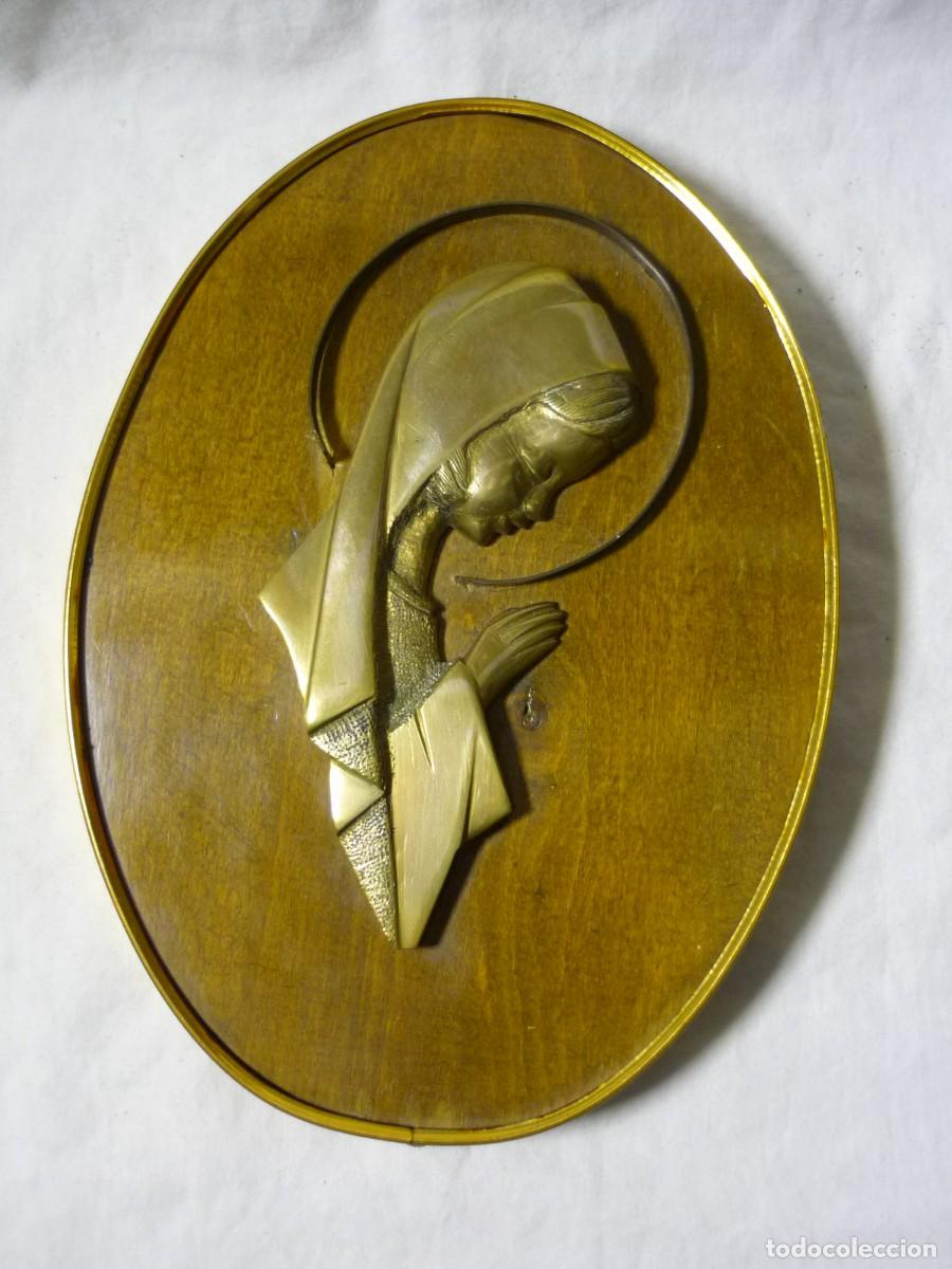 Antig&uuml;edades: Virgen de bronce sobre madera, a&ntilde;os 70 - Foto 2
