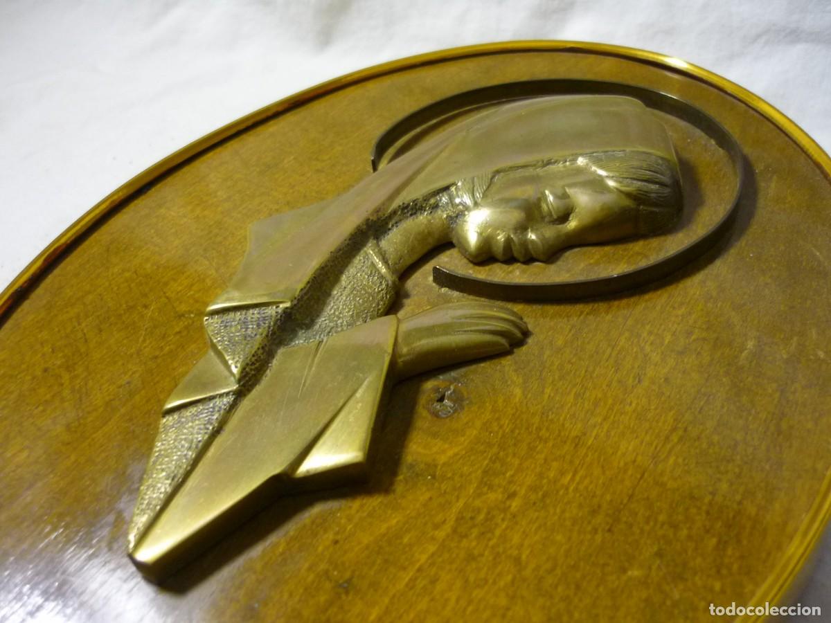 Antig&uuml;edades: Virgen de bronce sobre madera, a&ntilde;os 70 - Foto 3