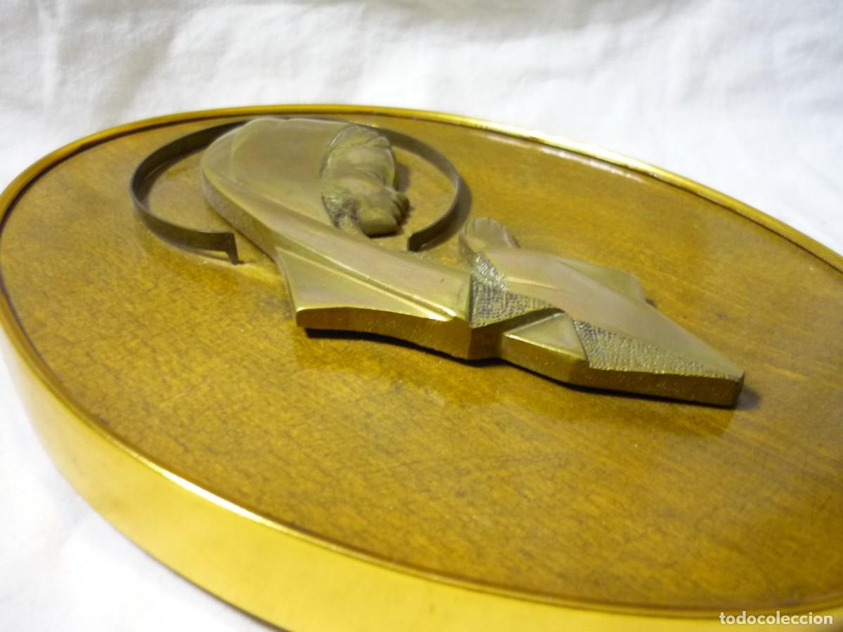 Antig&uuml;edades: Virgen de bronce sobre madera, a&ntilde;os 70 - Foto 4