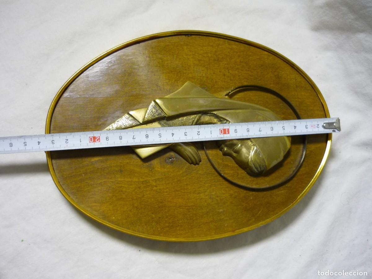 Antig&uuml;edades: Virgen de bronce sobre madera, a&ntilde;os 70 - Foto 6