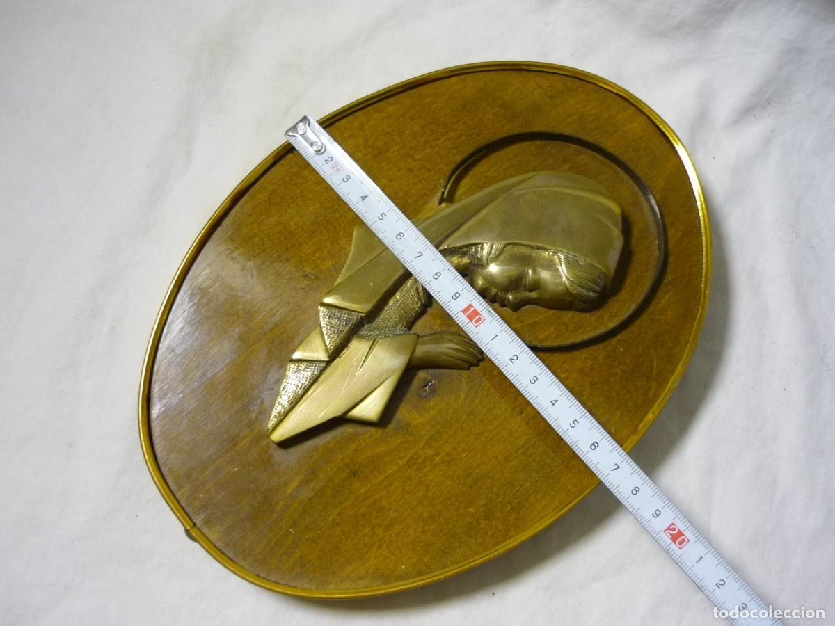 Antig&uuml;edades: Virgen de bronce sobre madera, a&ntilde;os 70 - Foto 7