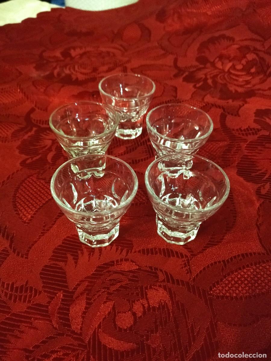Antig&uuml;edades: Lote de 5 copas de licor de cristal con el pie macizo - Foto 1