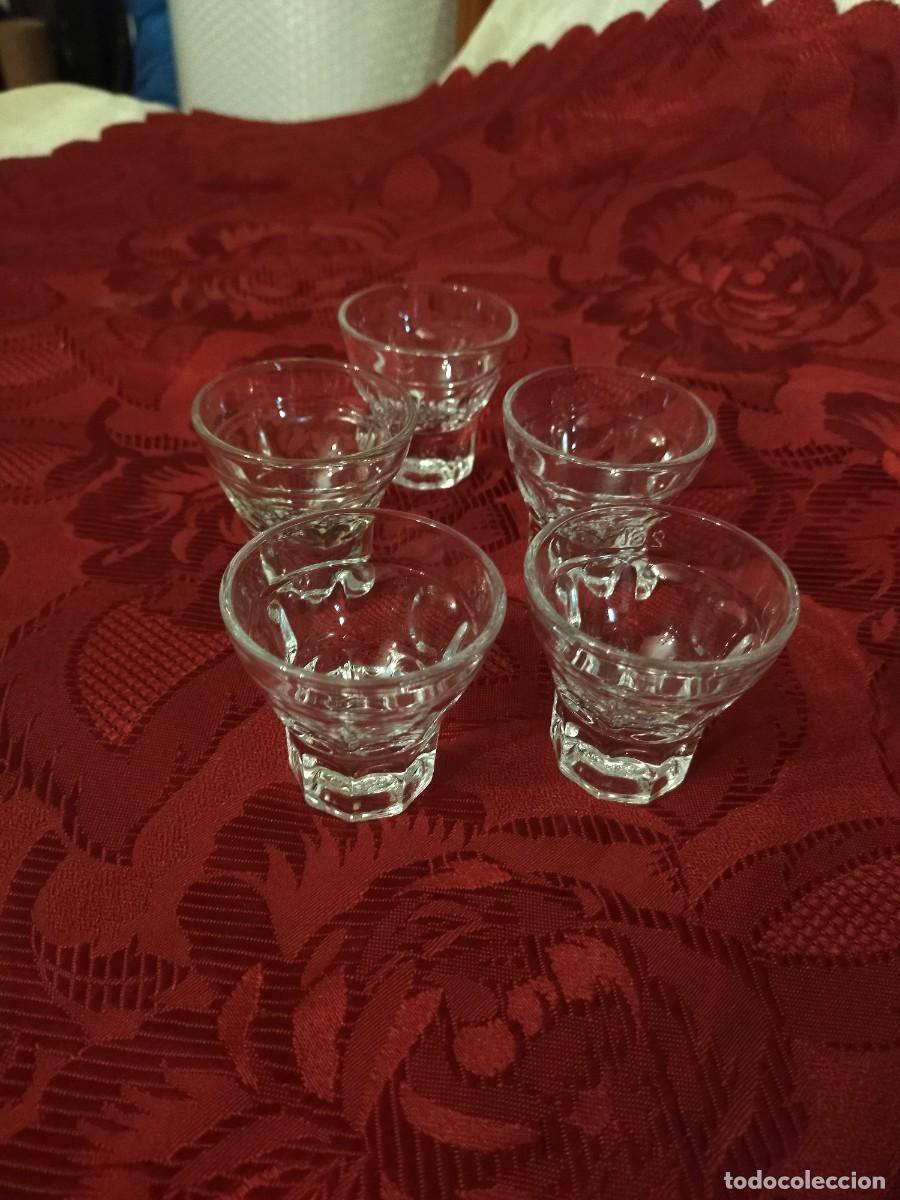 Antig&uuml;edades: Lote de 5 copas de licor de cristal con el pie macizo - Foto 2