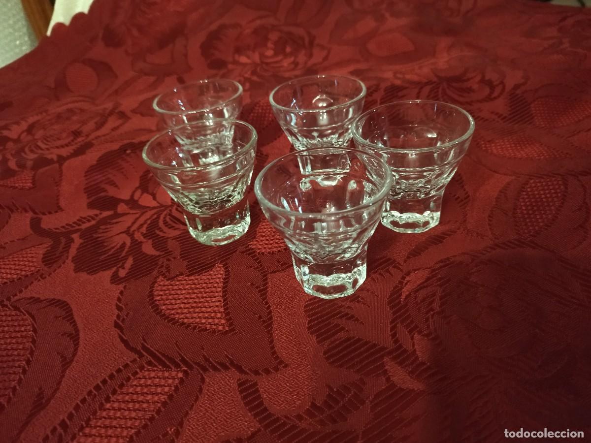 Antig&uuml;edades: Lote de 5 copas de licor de cristal con el pie macizo - Foto 3
