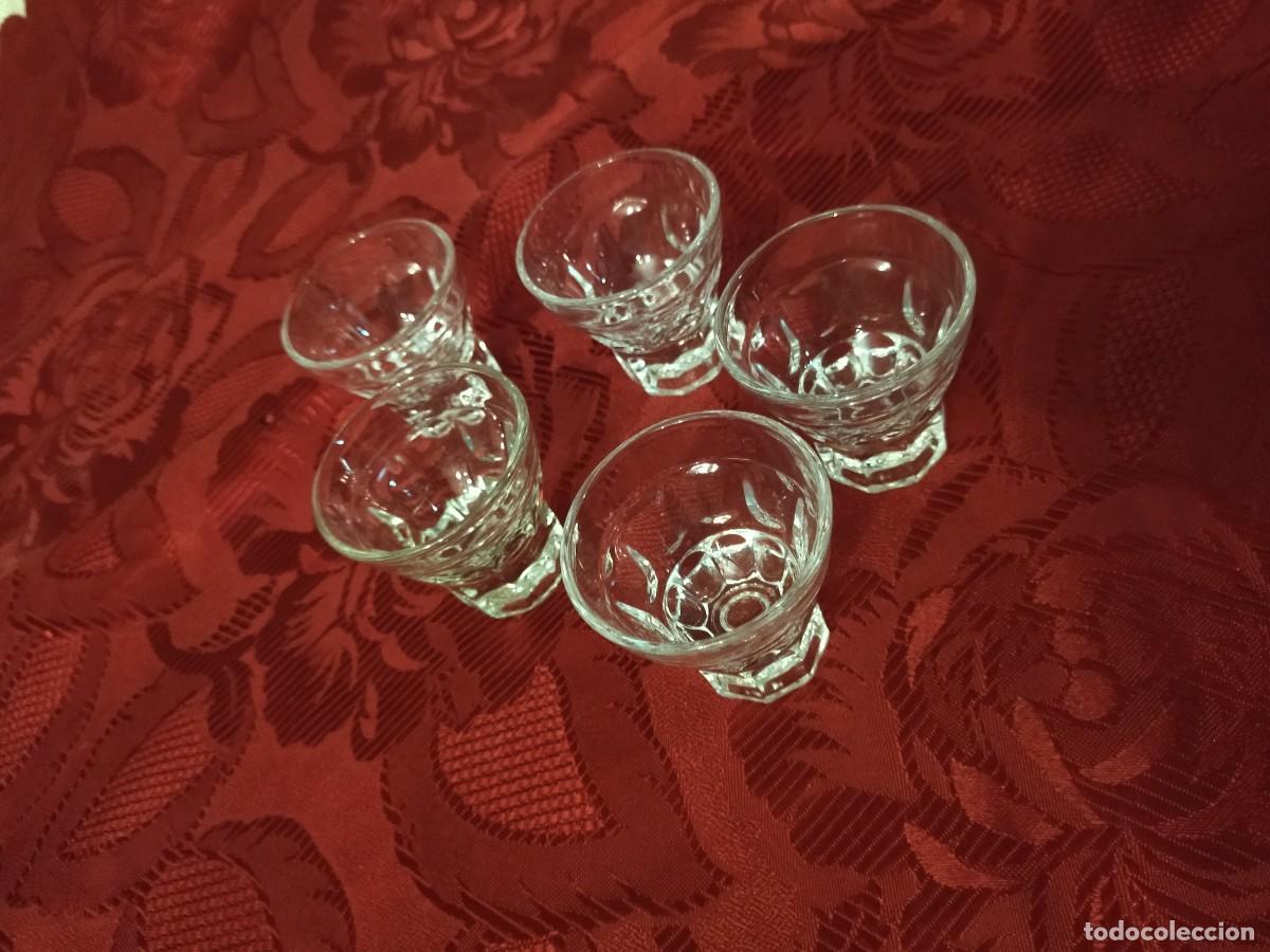 Antig&uuml;edades: Lote de 5 copas de licor de cristal con el pie macizo - Foto 4
