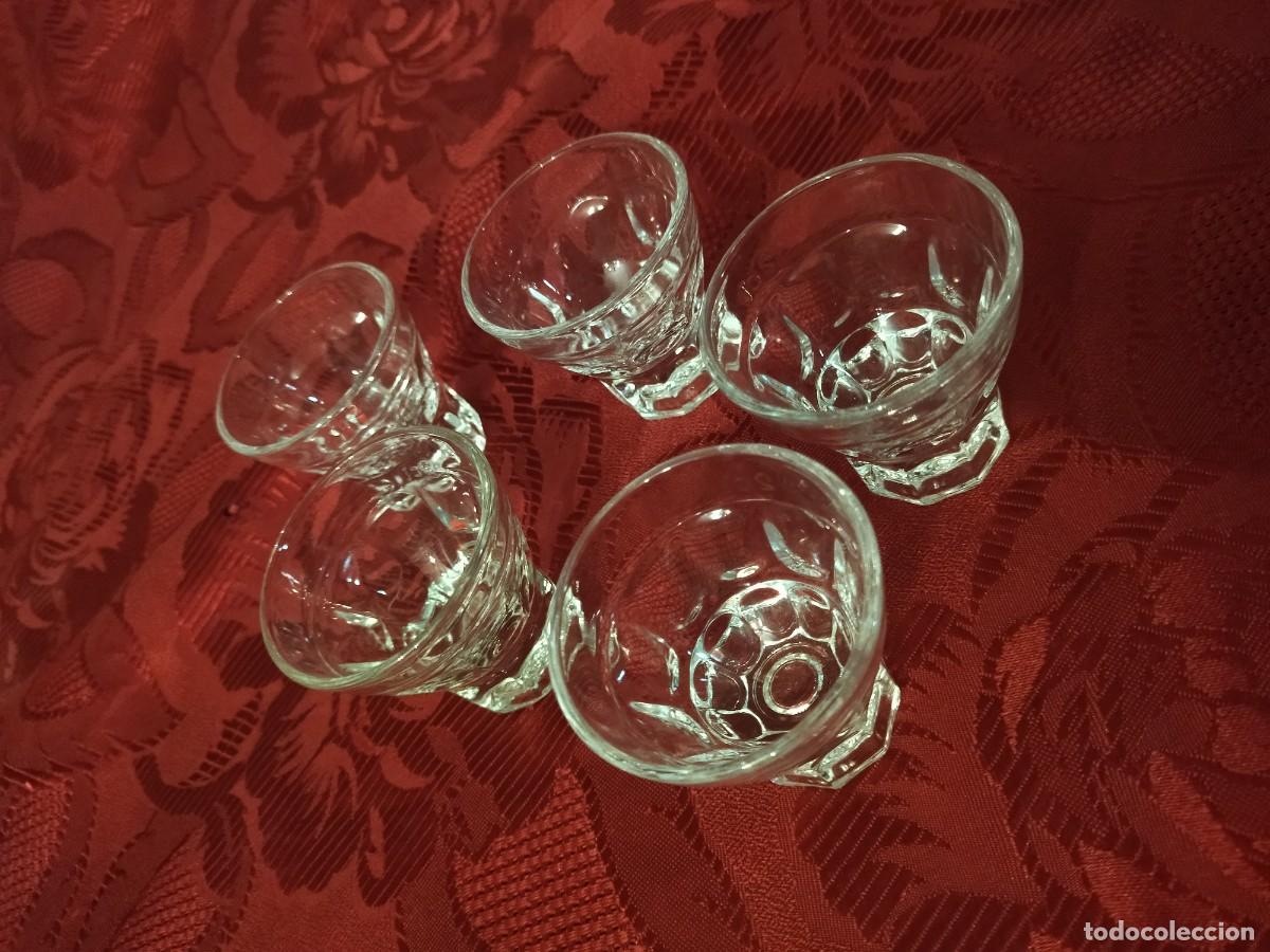 Antig&uuml;edades: Lote de 5 copas de licor de cristal con el pie macizo - Foto 5