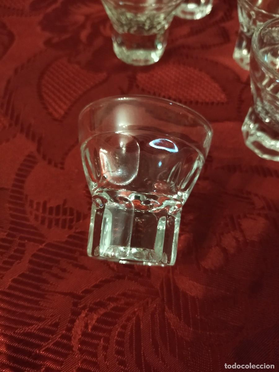 Antig&uuml;edades: Lote de 5 copas de licor de cristal con el pie macizo - Foto 6
