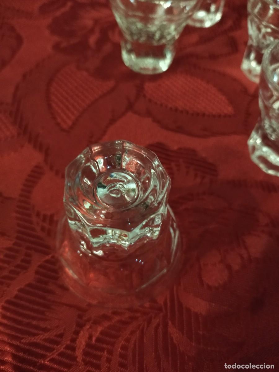 Antig&uuml;edades: Lote de 5 copas de licor de cristal con el pie macizo - Foto 8
