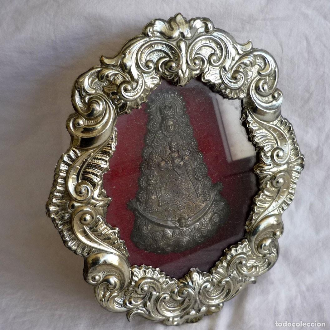 Antig&uuml;edades: Relicario capilla repujada de la Virgen del Roc&iacute;o - Foto 1