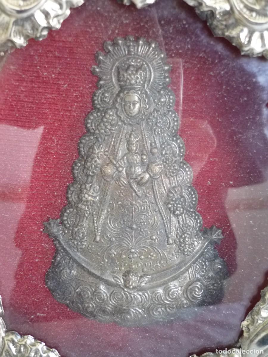 Antig&uuml;edades: Relicario capilla repujada de la Virgen del Roc&iacute;o - Foto 5