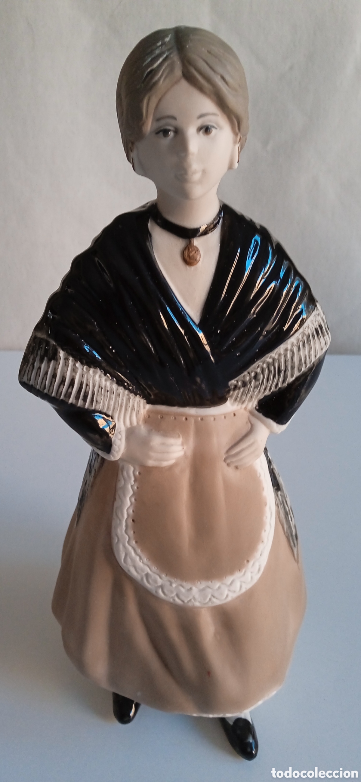 Antig&uuml;edades: Figura de porcelana de mujer baturra con traje regional