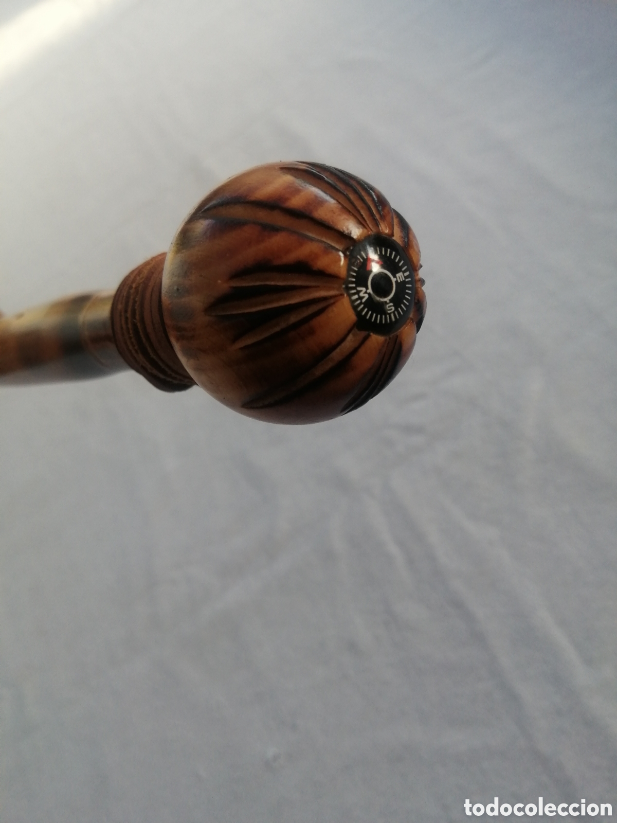 Antig&uuml;edades: Bast&oacute;n madera tallada. Con brujula en el mango - Foto 2