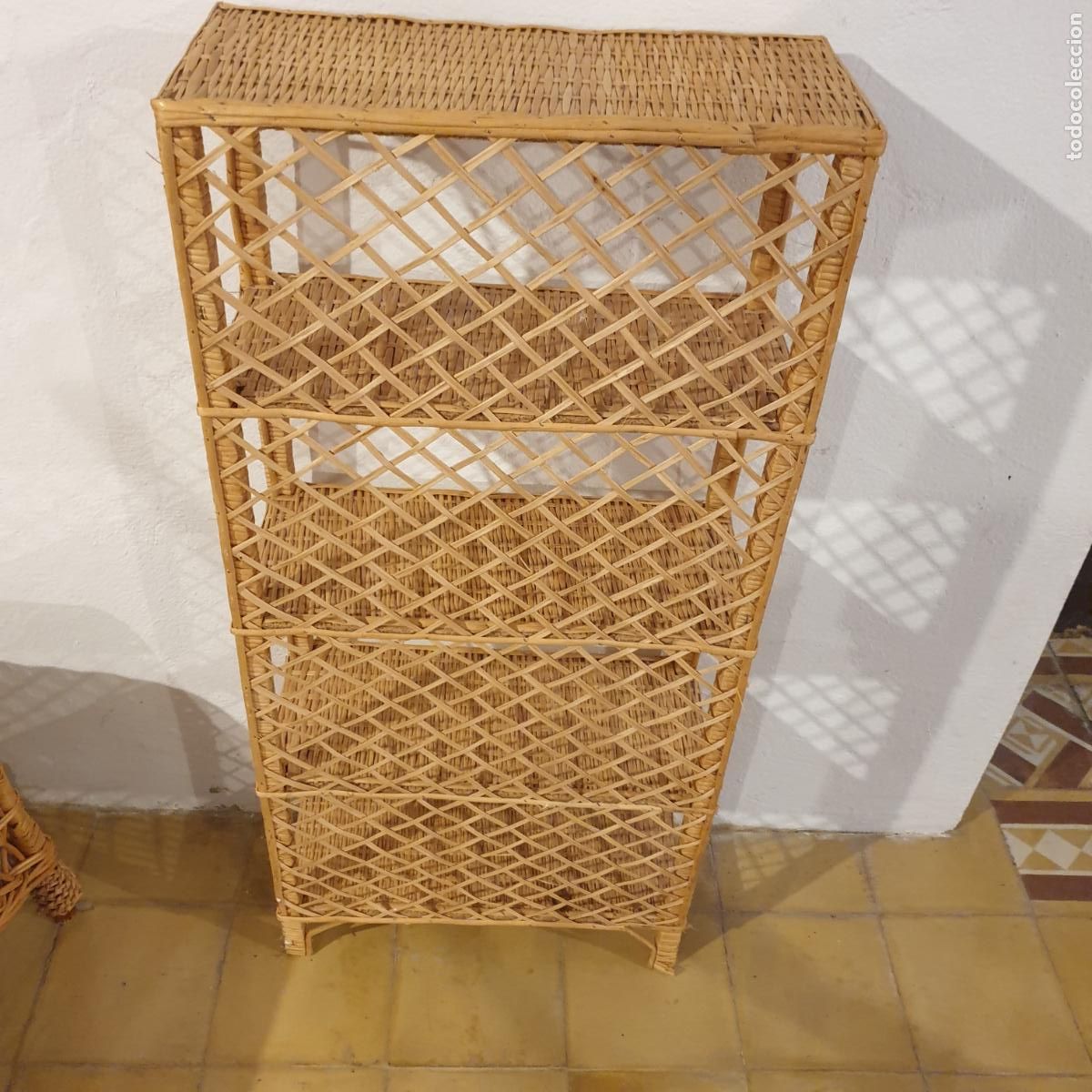 Antig&uuml;edades: ESTANTERIA DE MIMBRE CON CINCO BALDAS - Foto 4