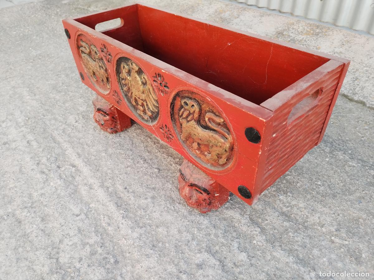 Antig&uuml;edades: jardinera de madera tallada - Foto 2