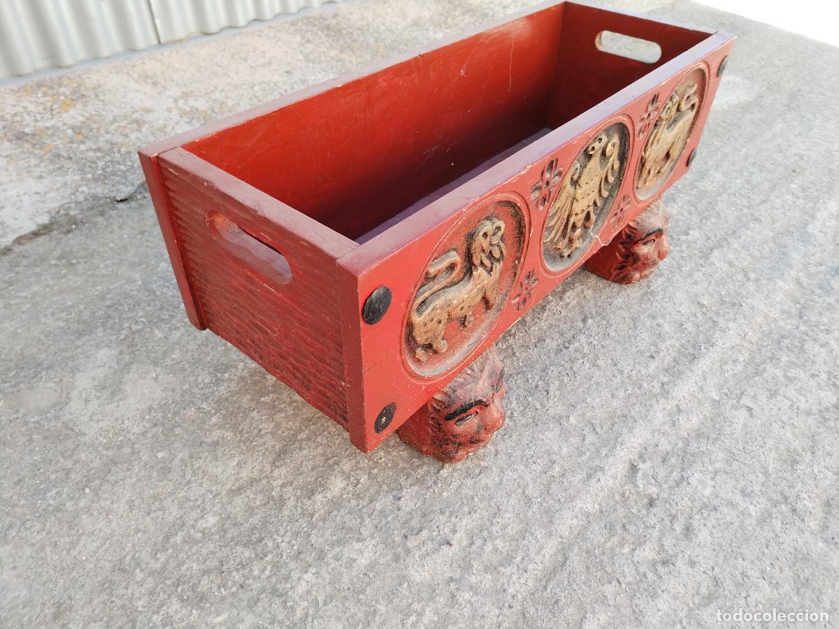 Antig&uuml;edades: jardinera de madera tallada - Foto 3