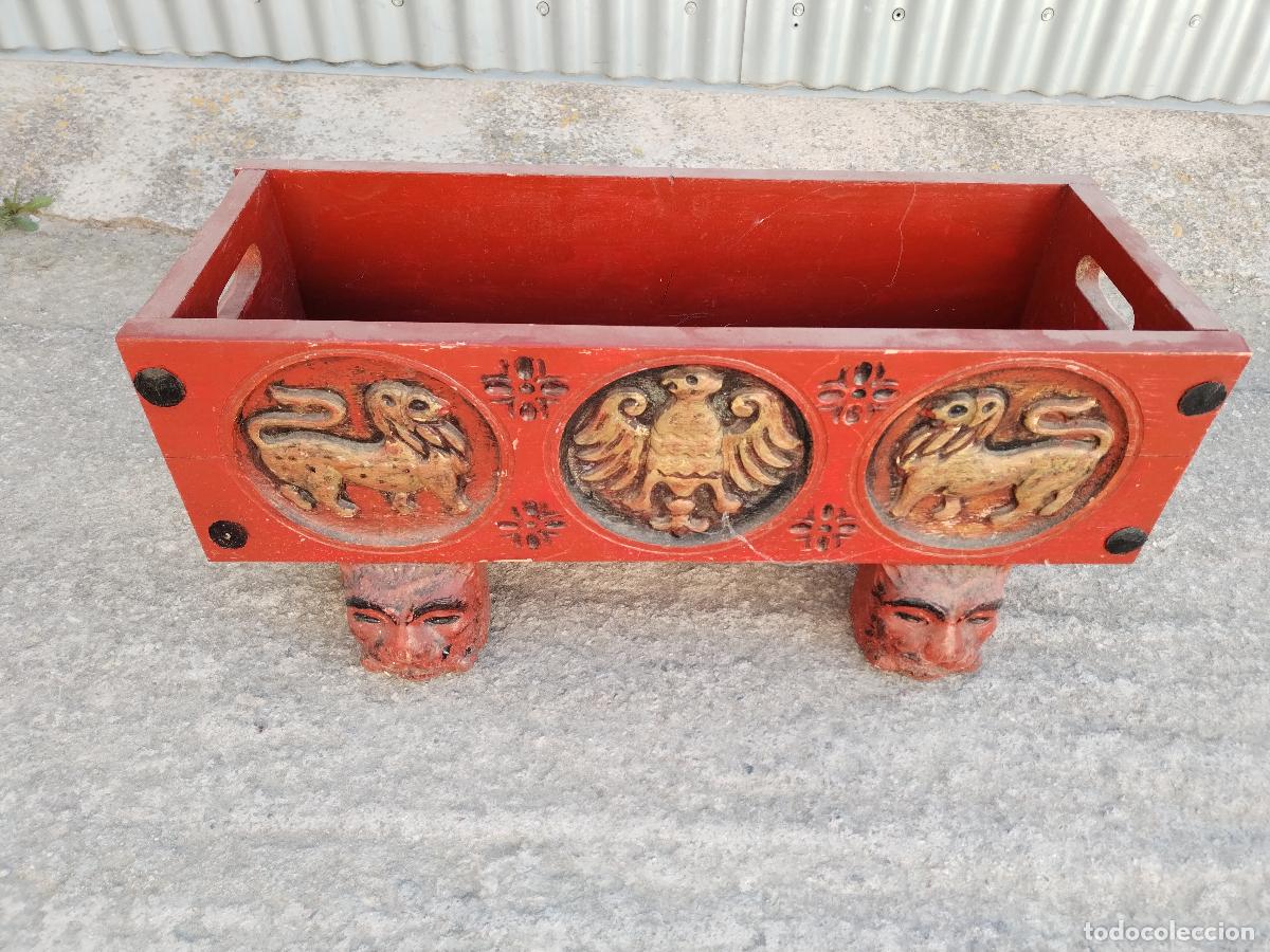 Antig&uuml;edades: jardinera de madera tallada - Foto 1